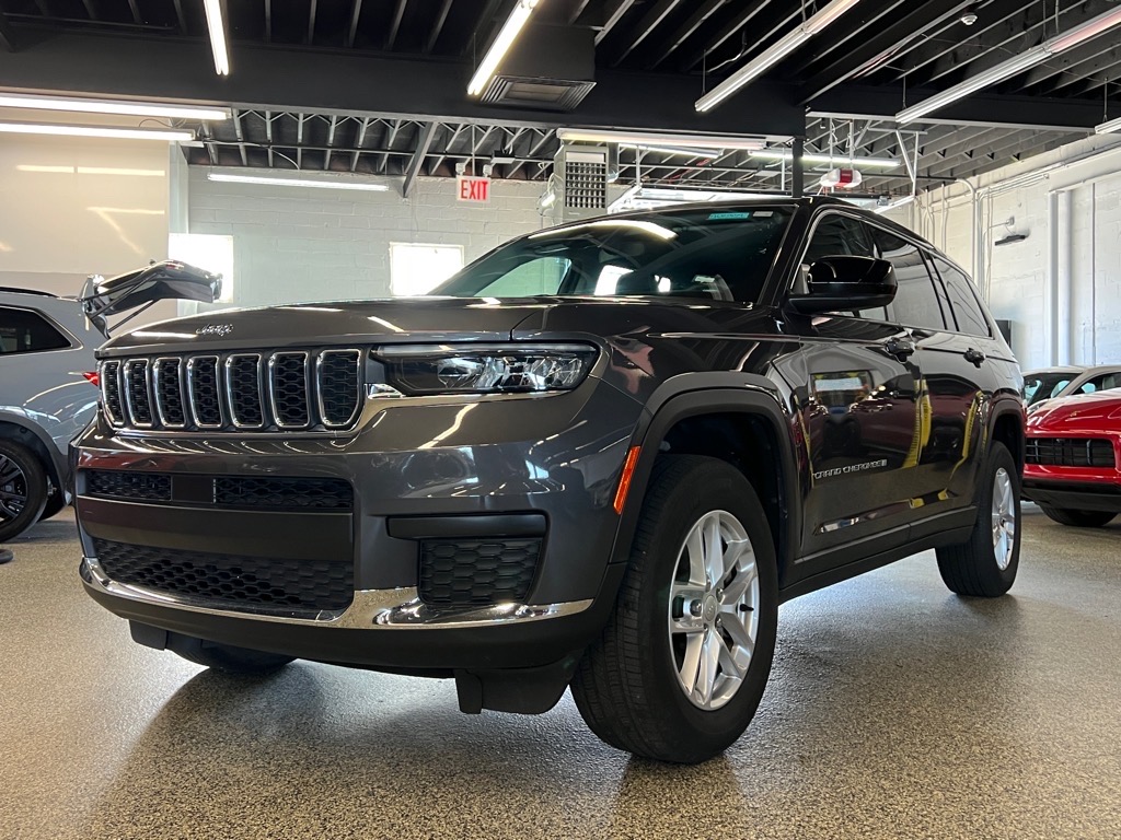 2023 Jeep Grand Cherokee Laredo photo 3