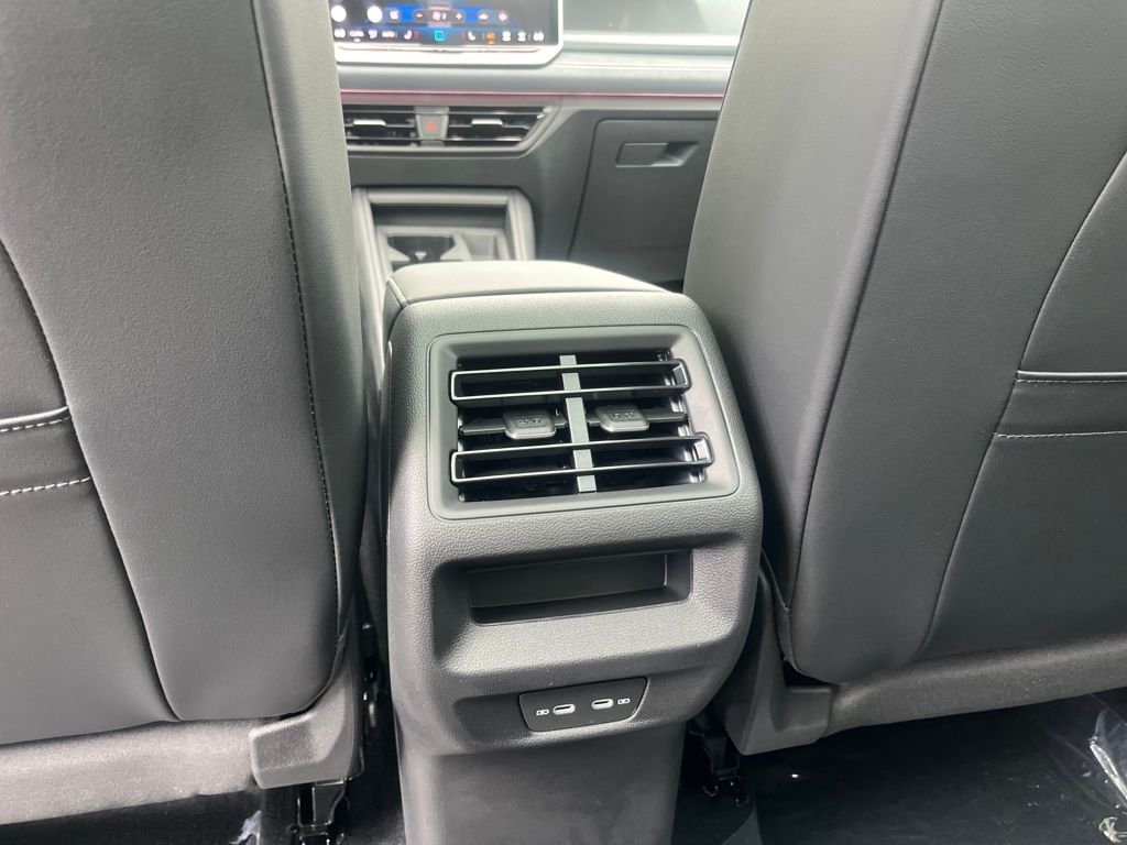 2025 Volkswagen Tiguan SE photo 19