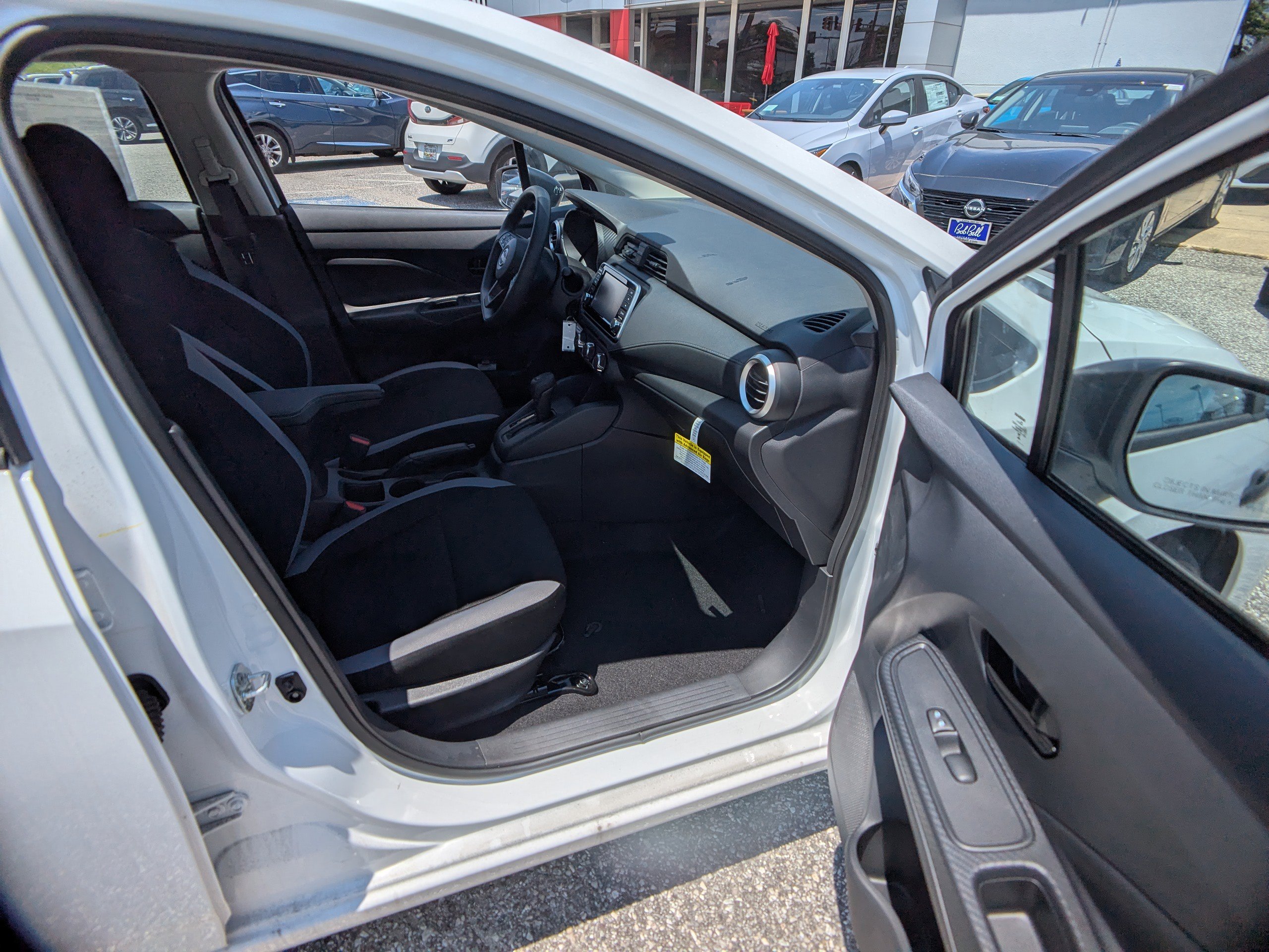 2025 Nissan Versa 1.6 S photo 3