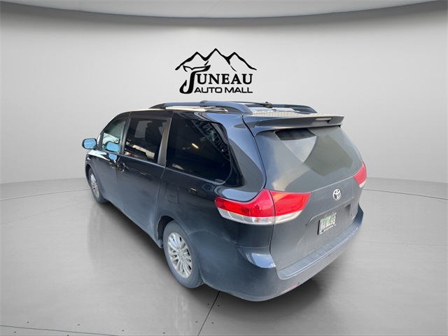 2013 Toyota Sienna XLE photo 3