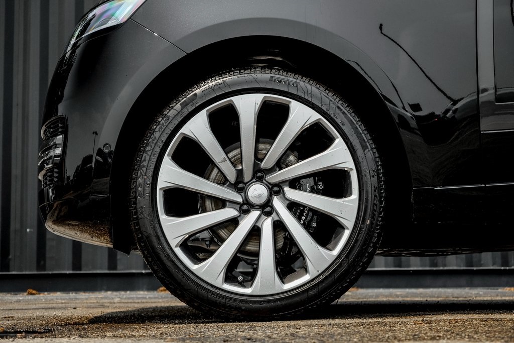 2025 Land Rover Range Rover SE photo 4