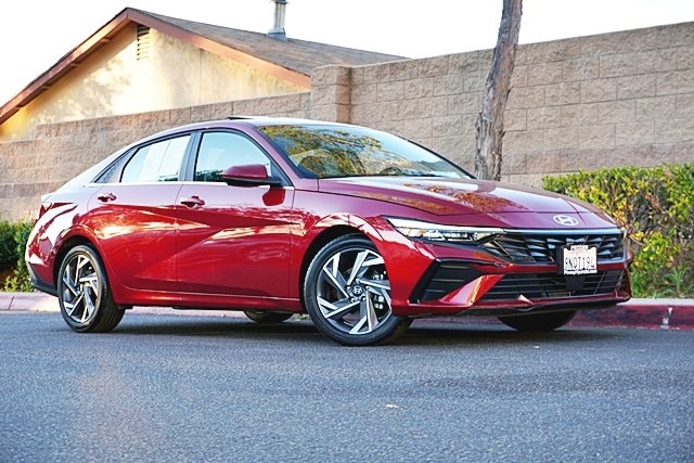 2025 Hyundai Elantra SEL's photo