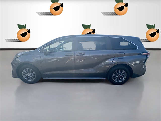 2021 Toyota Sienna LE photo 4