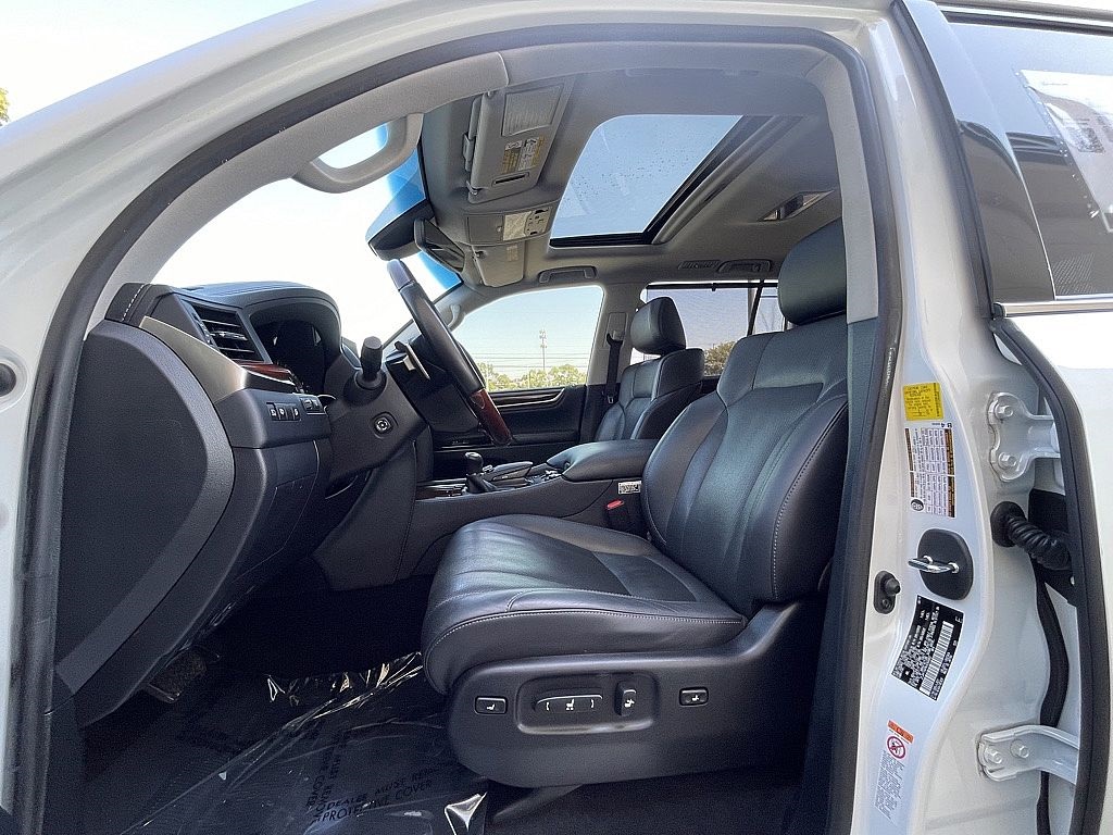 2019 Lexus LX 570 photo 24