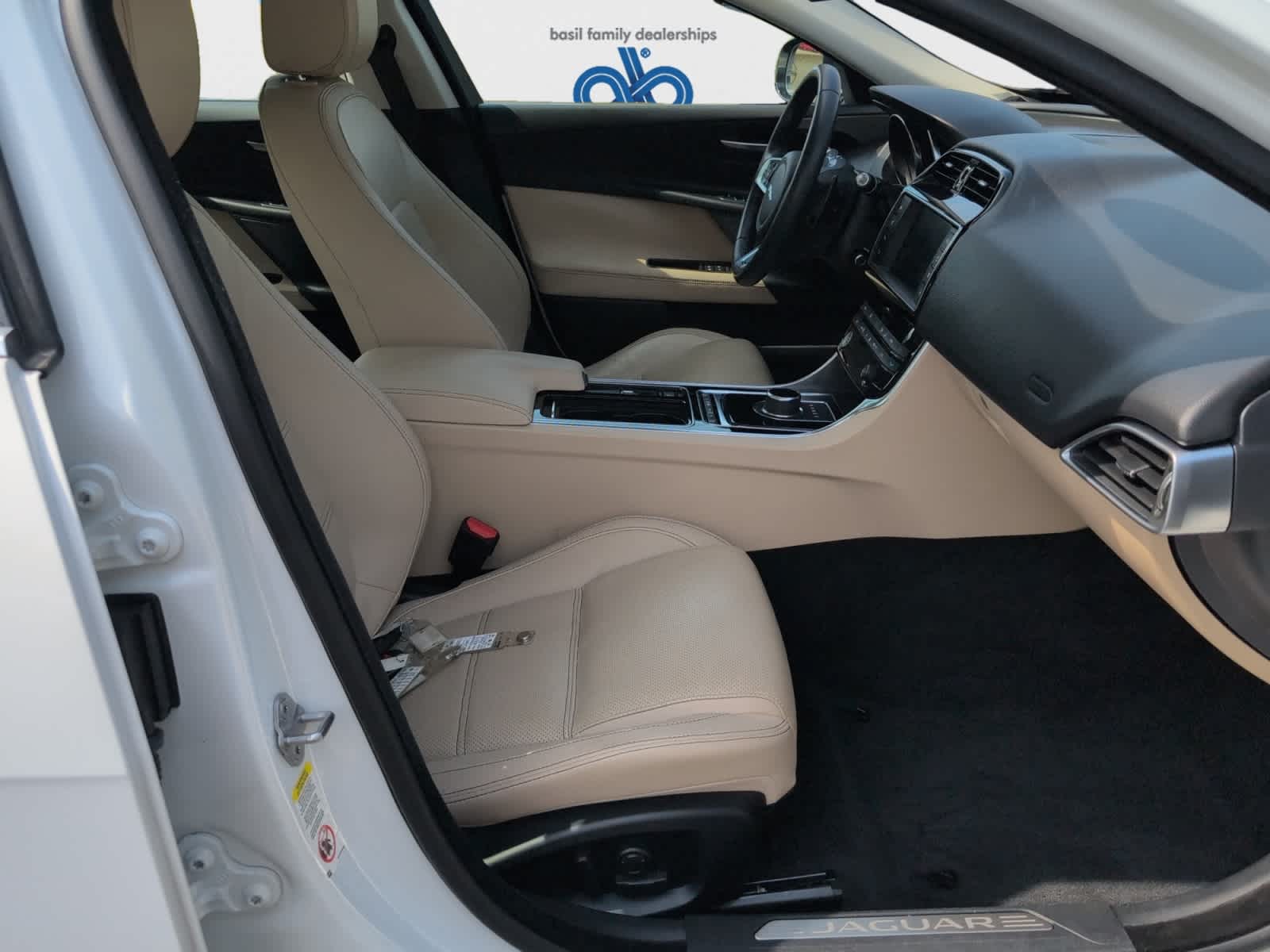 2018 Jaguar XE Prestige photo 17