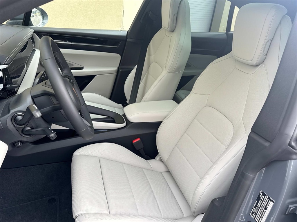 2025 Porsche Macan photo 3