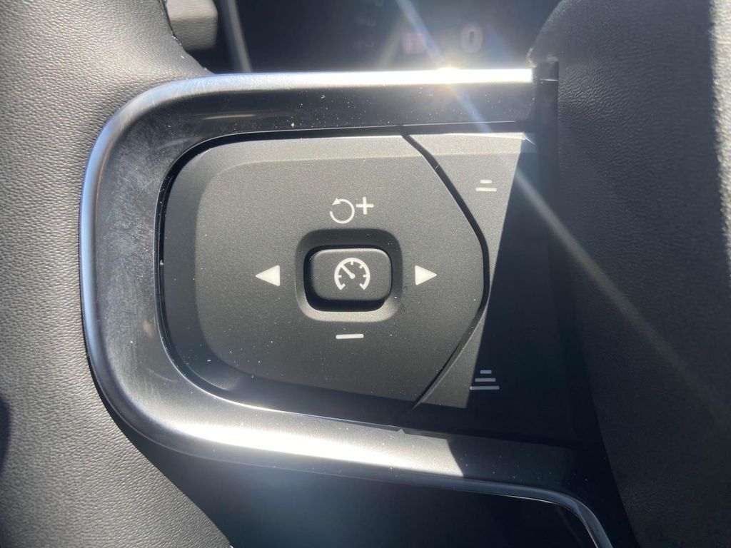 2026 Volvo XC40 AWD Plus photo 7
