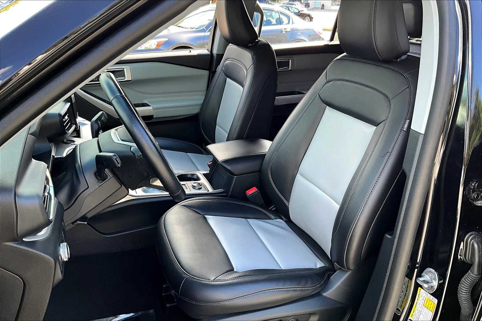 2022 Ford Explorer XLT photo 3