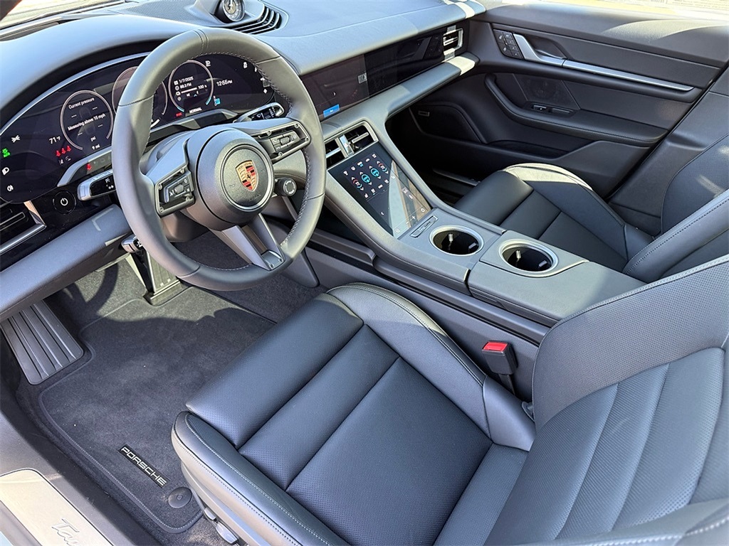 2025 Porsche Taycan photo 6