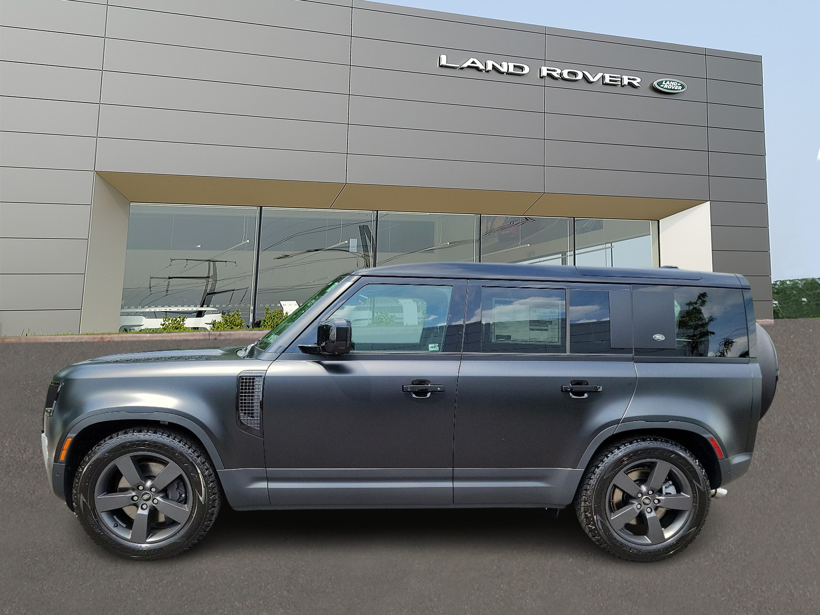 2024 Land Rover Defender 110 SE photo 3