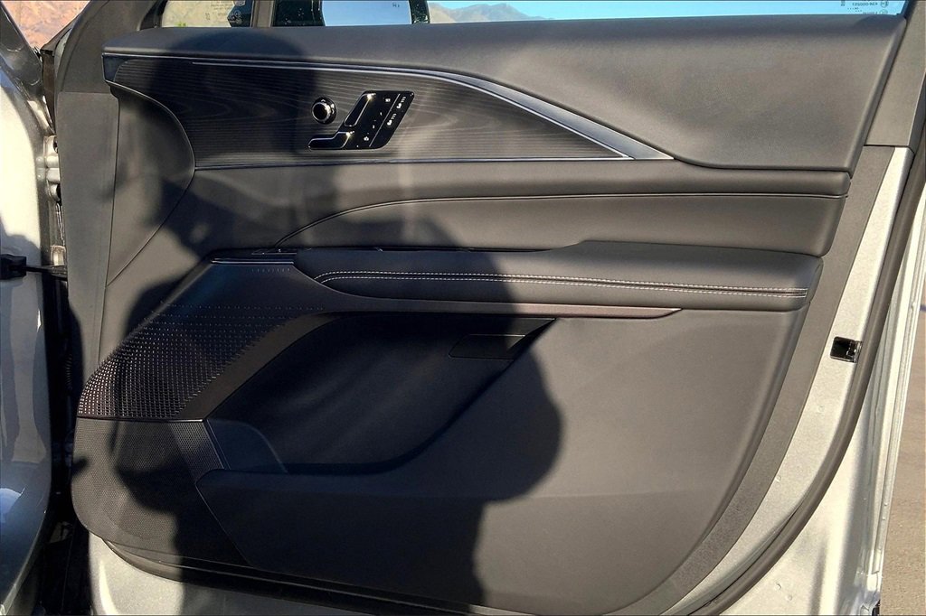 2025 Cadillac Lyriq Luxury photo 32
