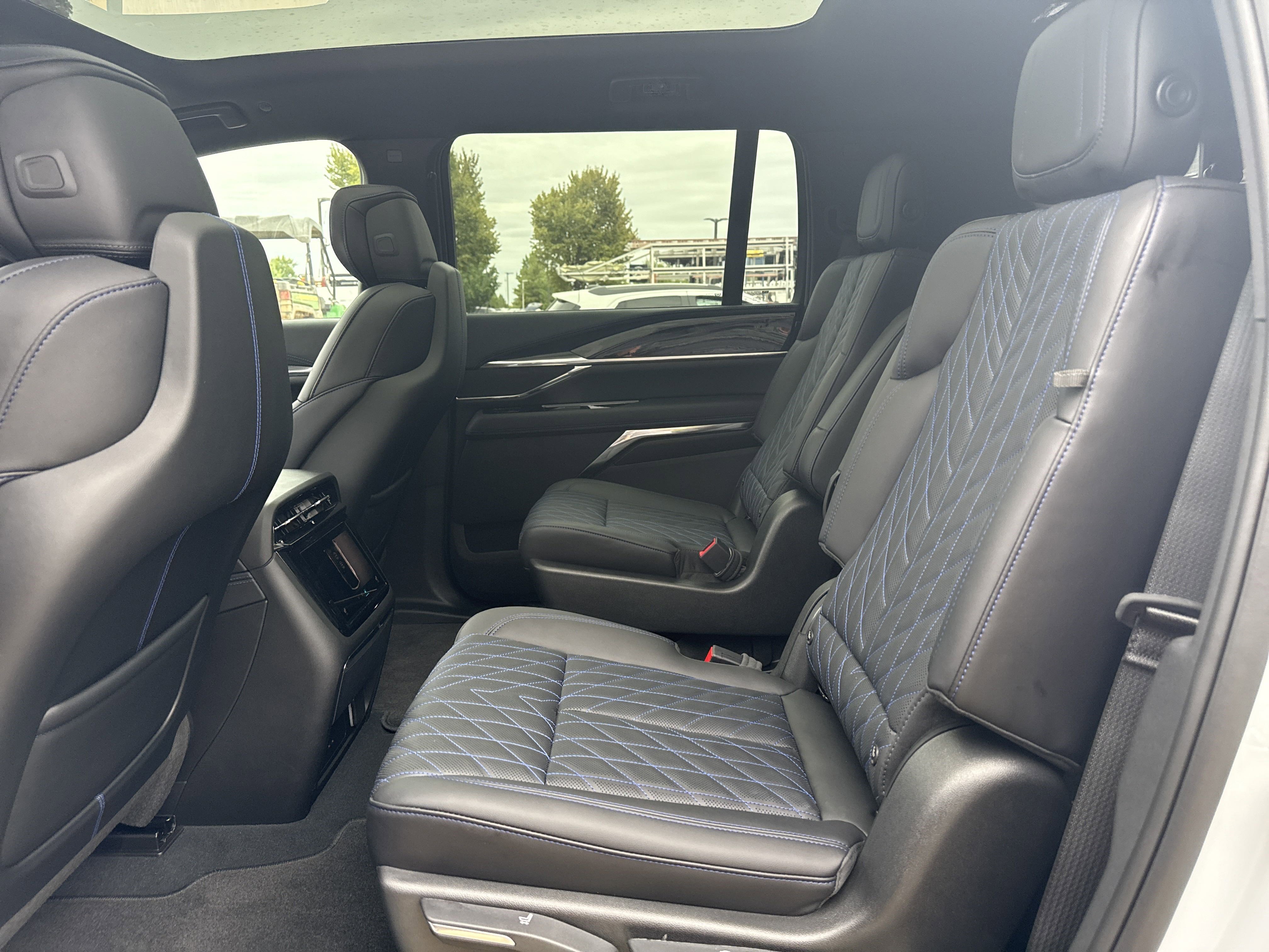 2026 Cadillac Escalade Luxury photo 7