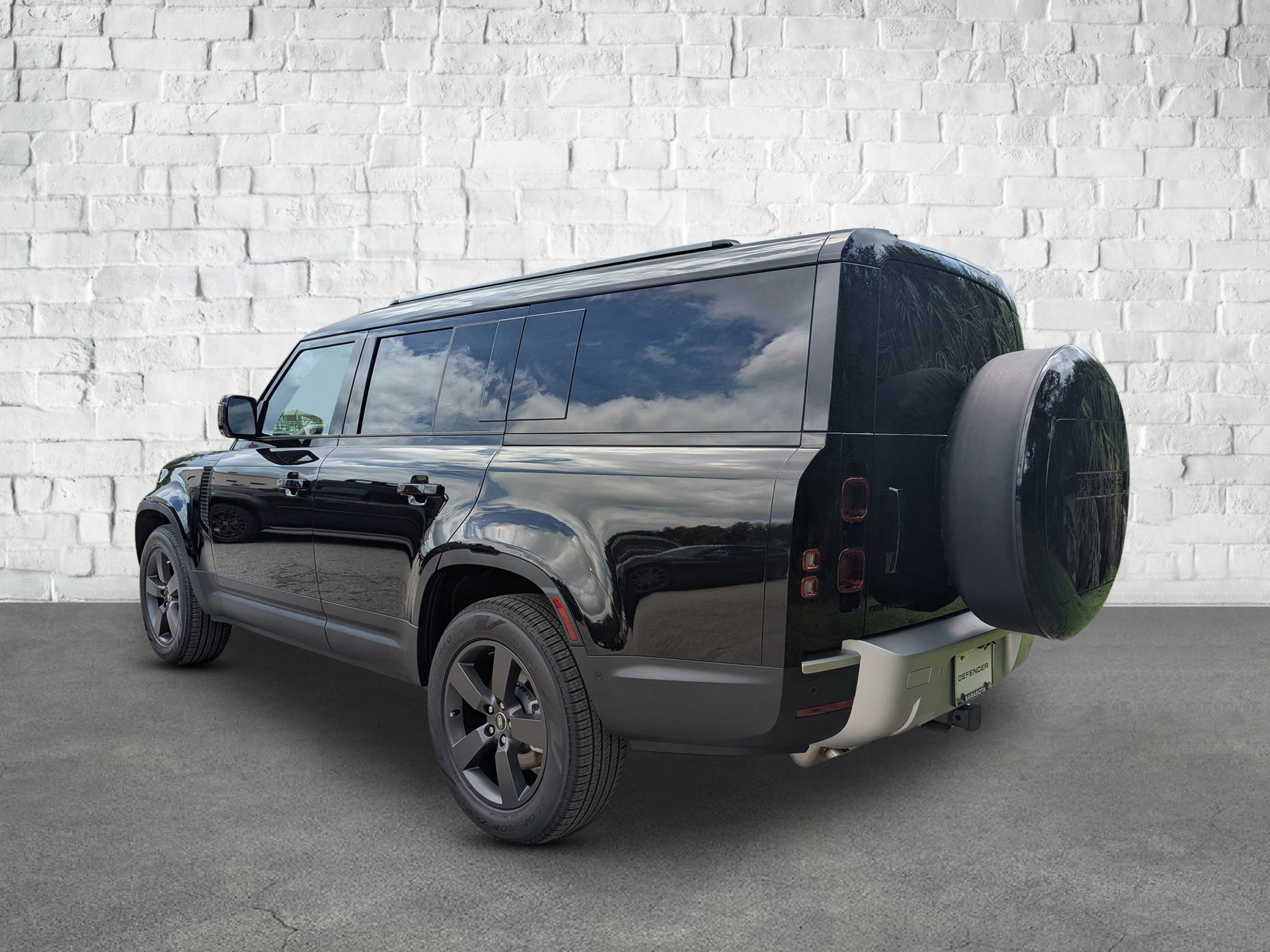 2025 Land Rover Defender 130 S photo 3