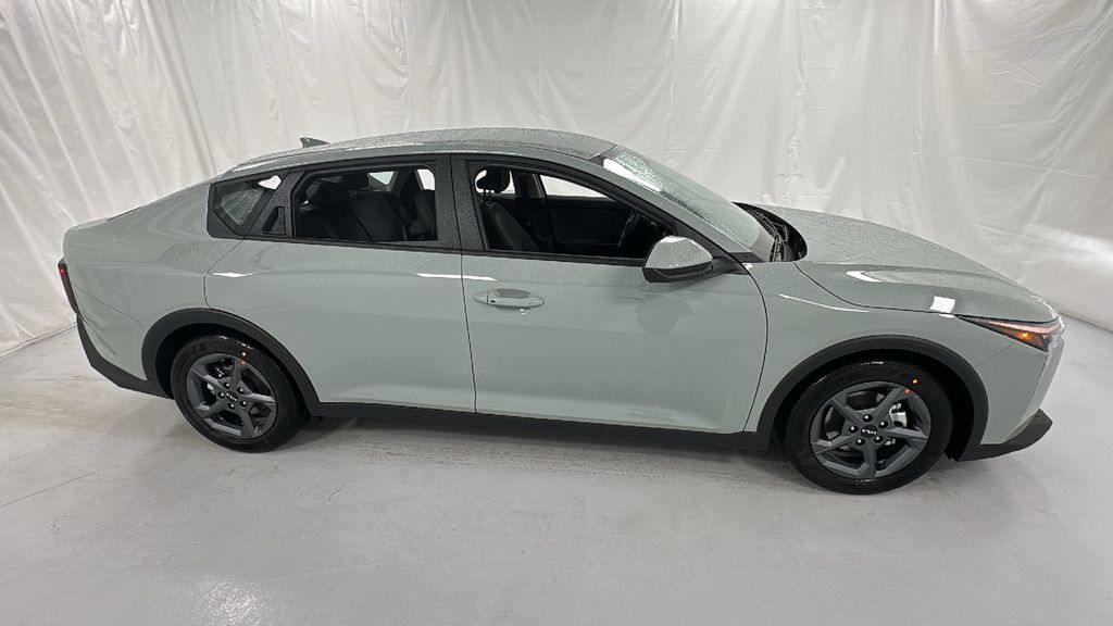 2025 Kia K4 LXS photo 2