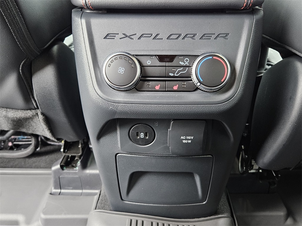 2025 Ford Explorer ST-Line photo 8