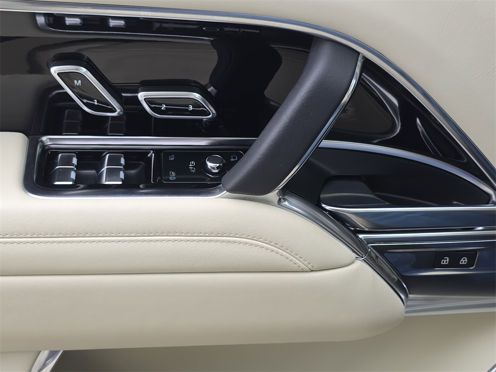 2023 Land Rover Range Rover Autobiography photo 24