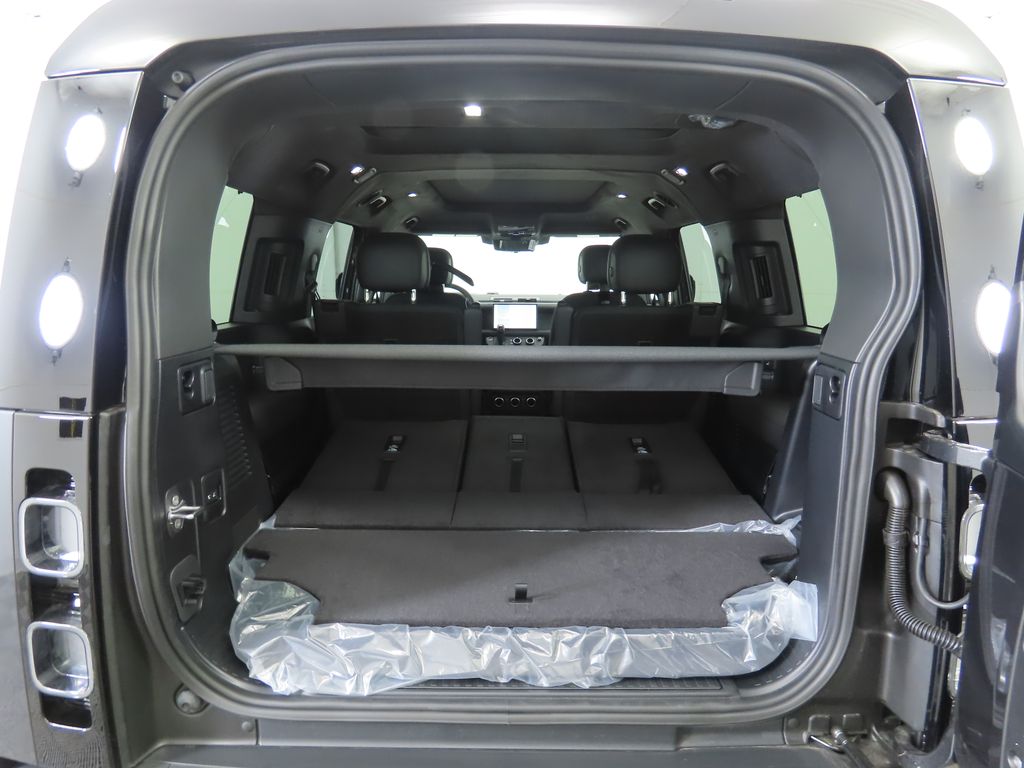 2025 Land Rover Defender 130 V8 photo 26