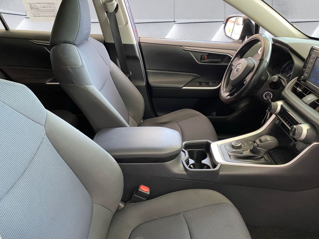 2019 Toyota RAV4 Hybrid LE photo 13