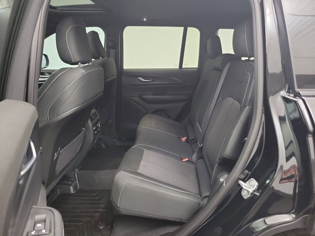 2025 Jeep Grand Cherokee Laredo photo 8