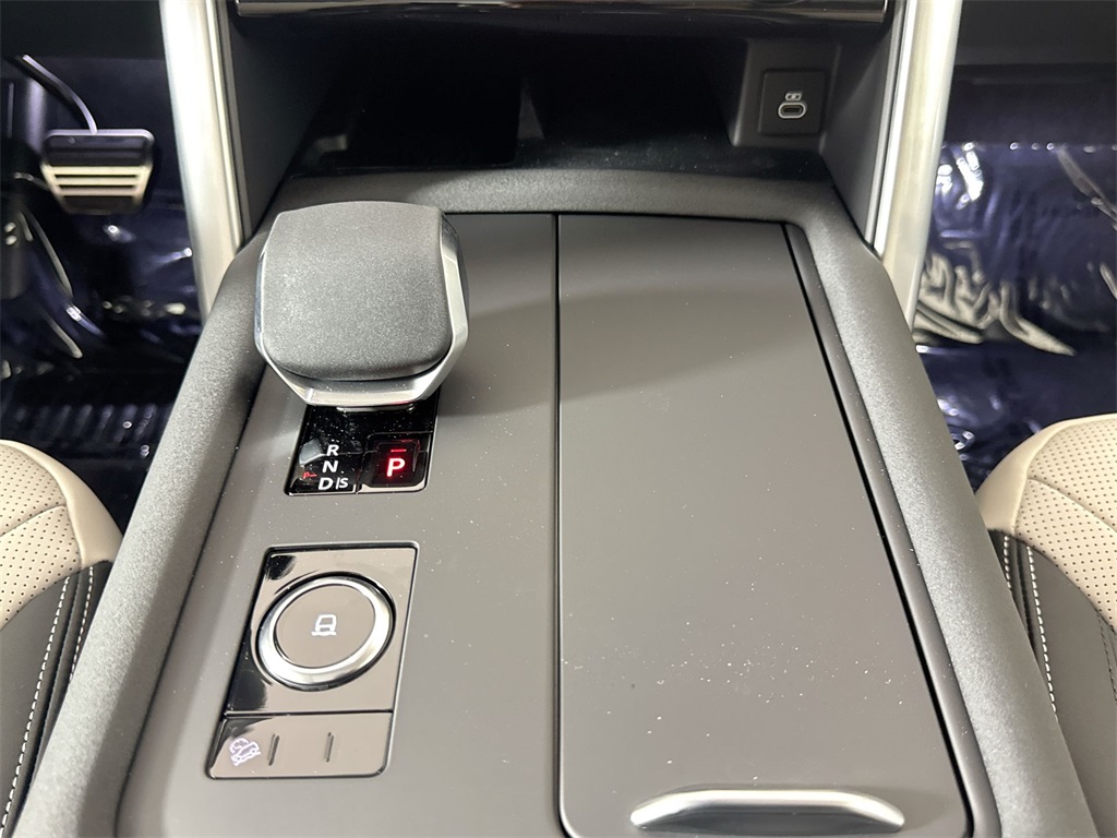 2025 Land Rover Discovery SE photo 17