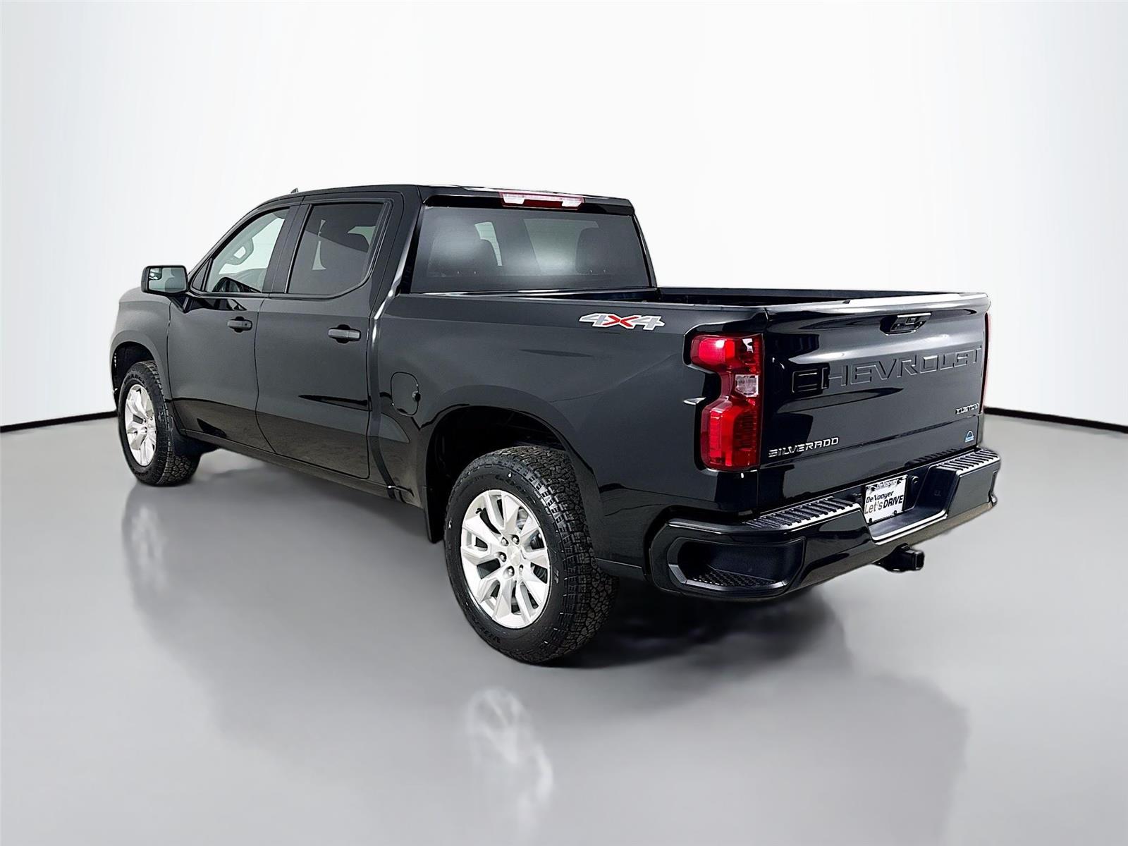 2023 Chevrolet Silverado Custom photo 3