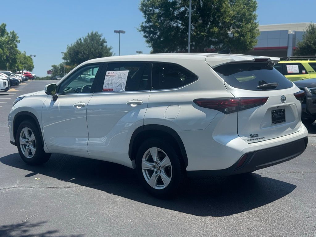 2023 Toyota Highlander L photo 4