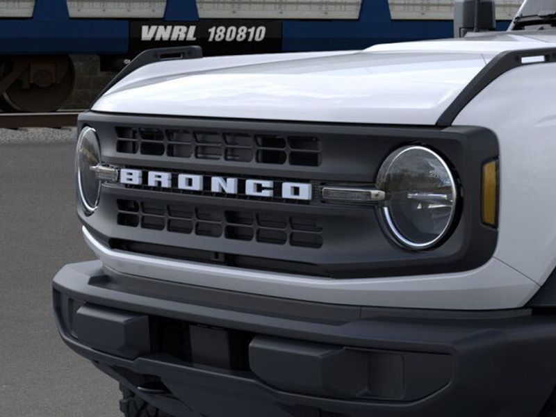2025 Ford Bronco Base photo 19