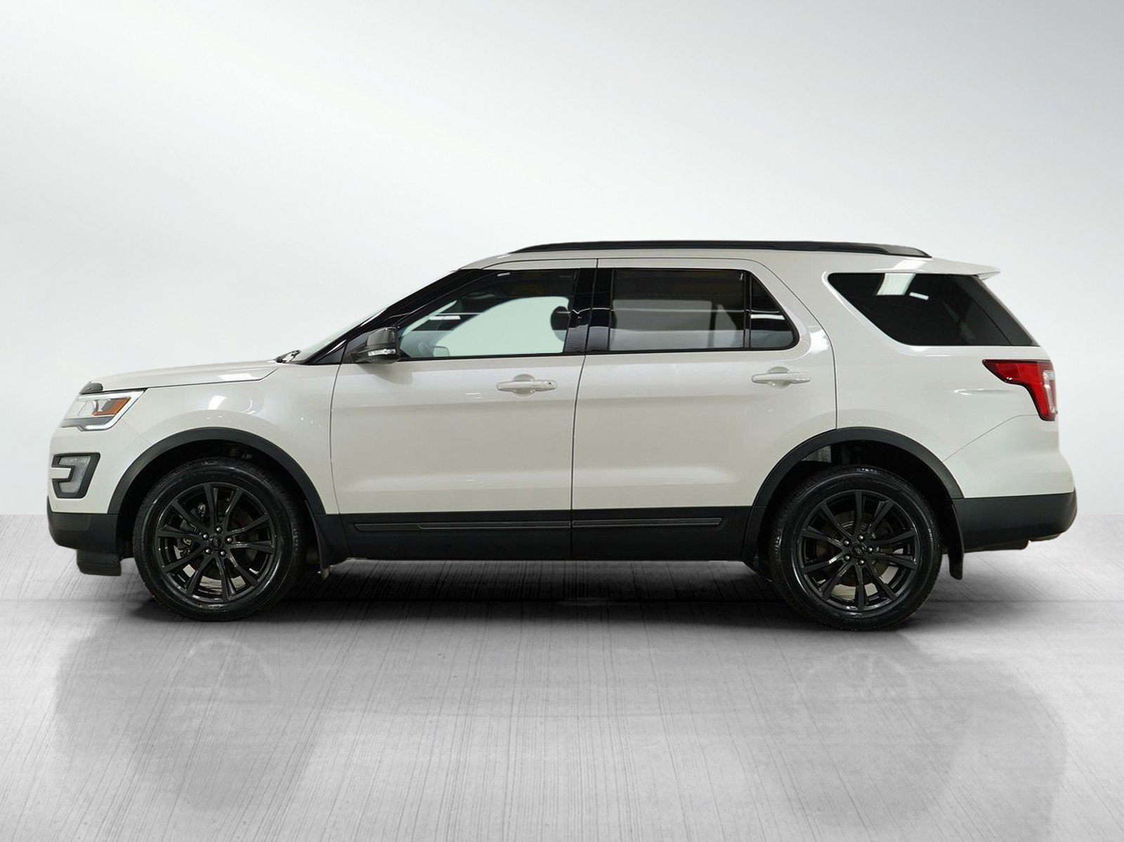 Used 2017 Ford Explorer XLT with VIN 1FM5K8D87HGE41878 for sale in Roseville, Minnesota