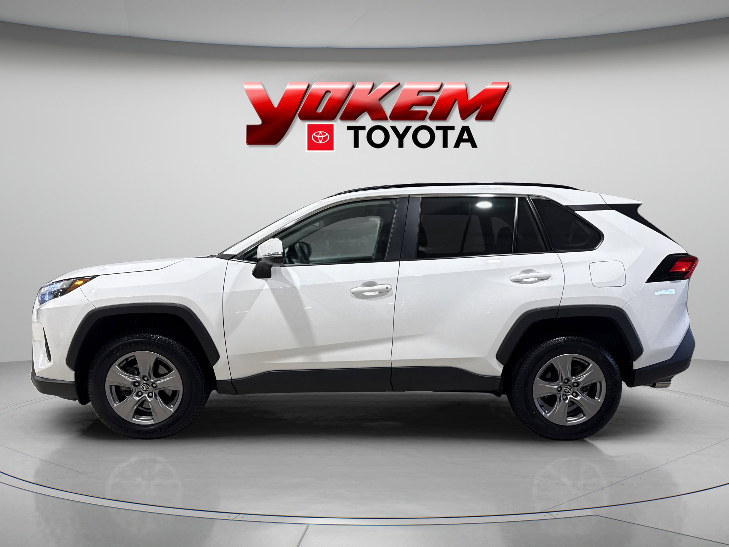 2024 Toyota RAV4 XLE photo 2