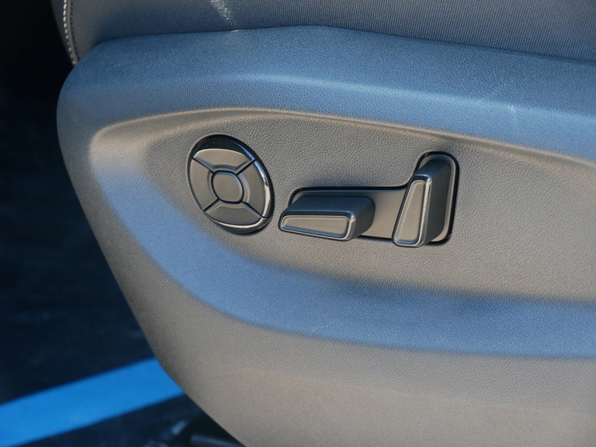 2025 Volkswagen Tiguan SE photo 4