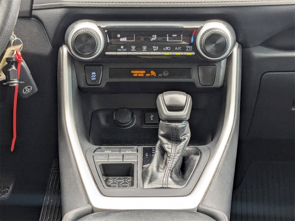 2021 Toyota RAV4 LE photo 17