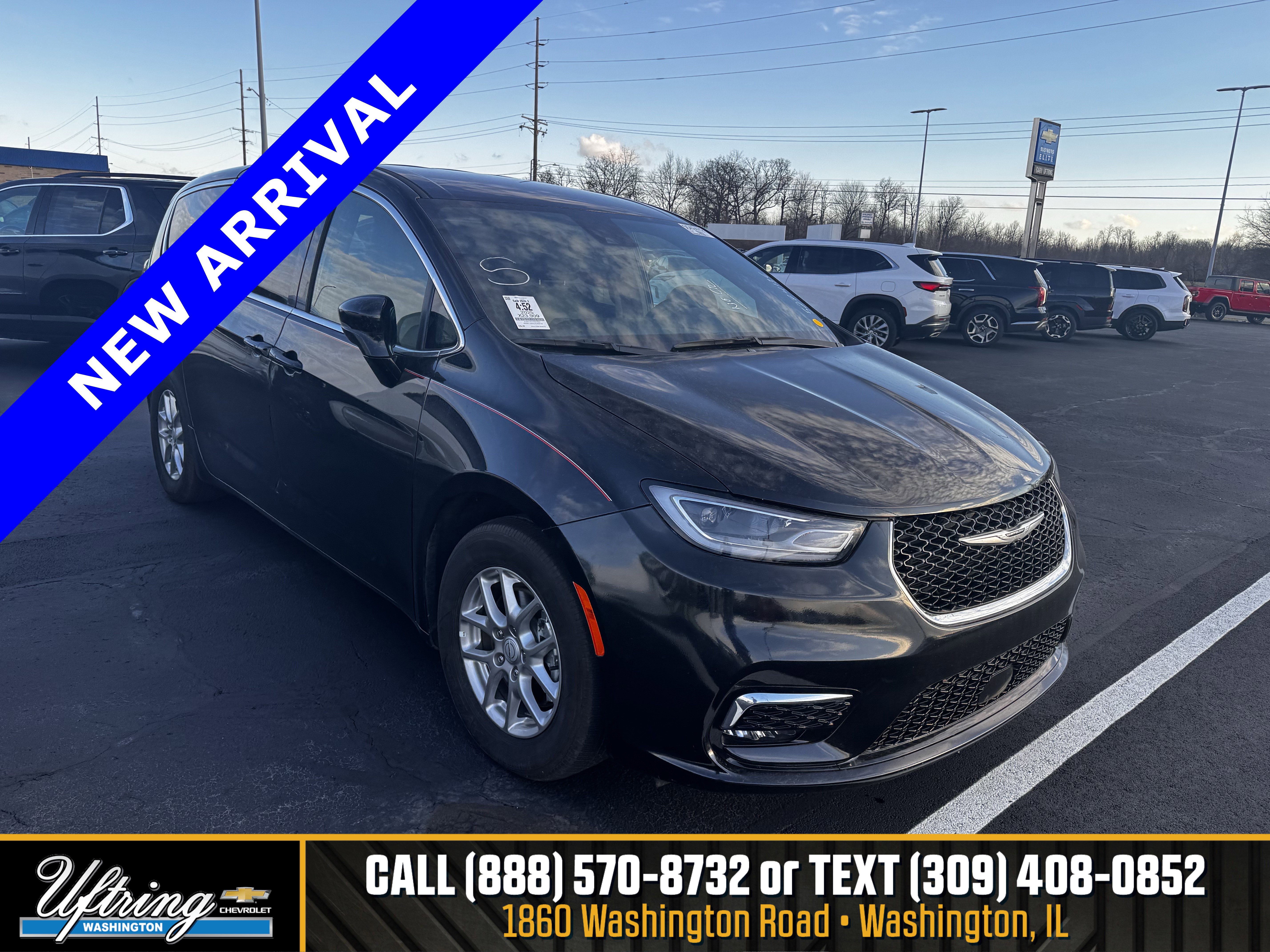 2025 Chrysler Pacifica Select's photo