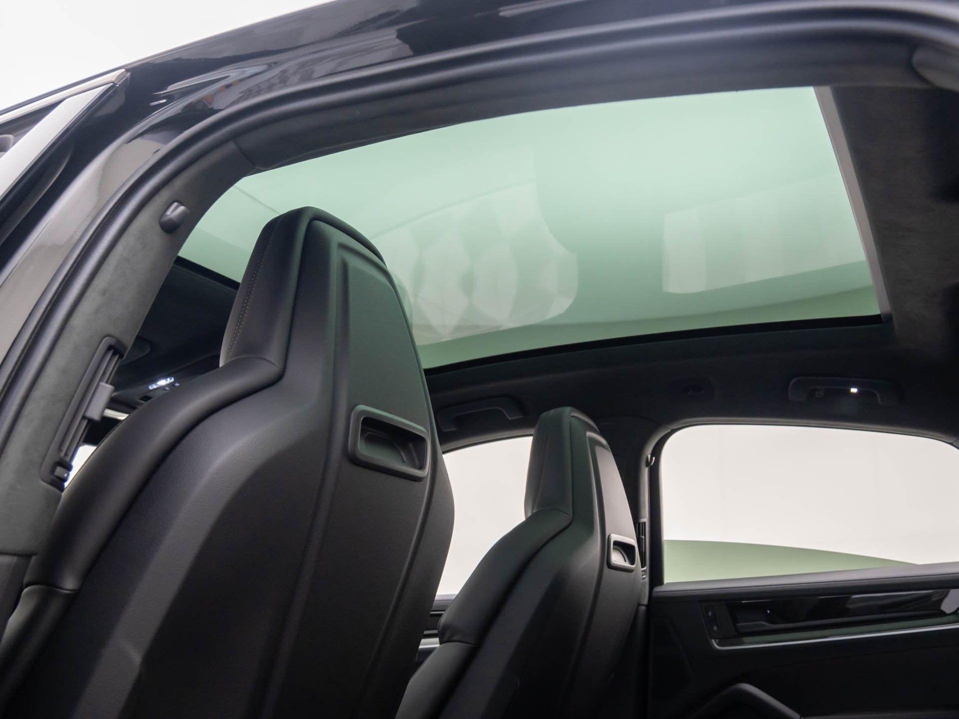 2025 Porsche Cayenne Turbo E-Hybrid Coupe photo 20