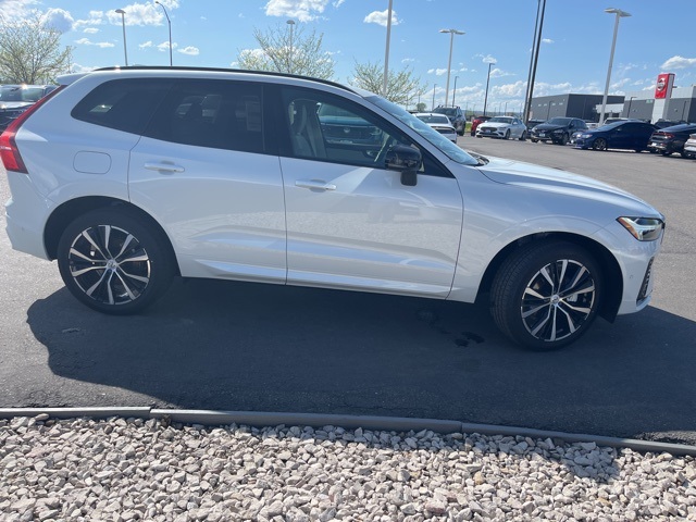 2025 Volvo XC60 B5 photo 4
