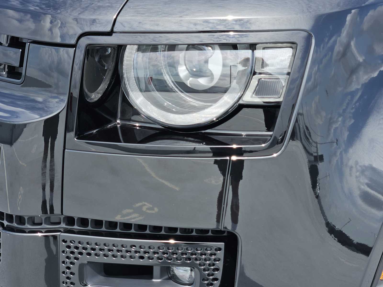 2025 Land Rover Defender 110 X-Dynamic SE photo 8