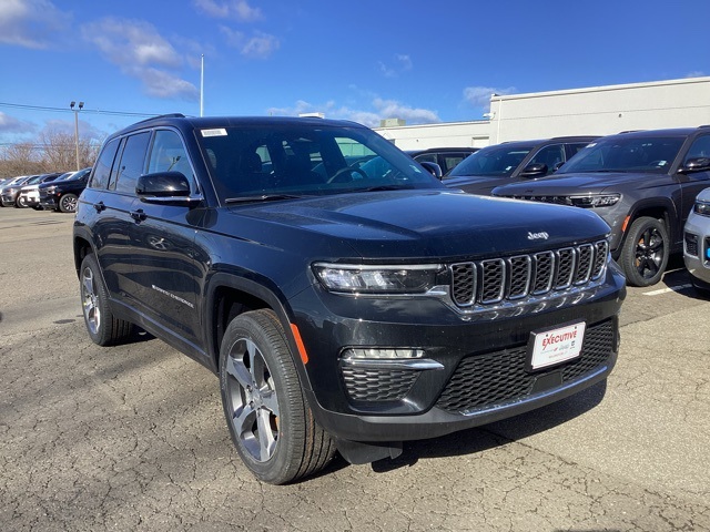 2025 Jeep Grand Cherokee Limited photo 3
