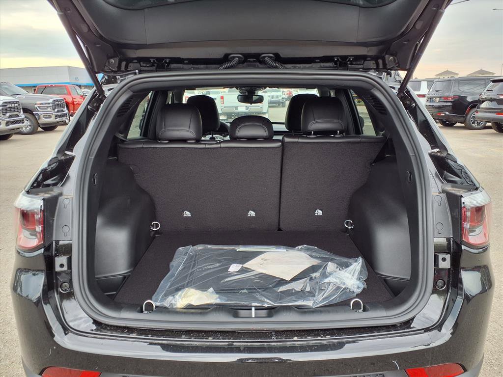 2026 Jeep Compass Latitude Altitude photo 2