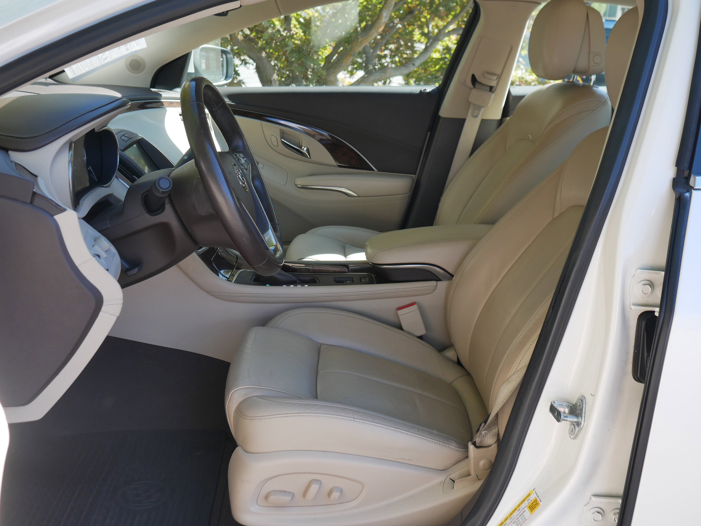 2014 Buick LaCrosse Leather photo 3
