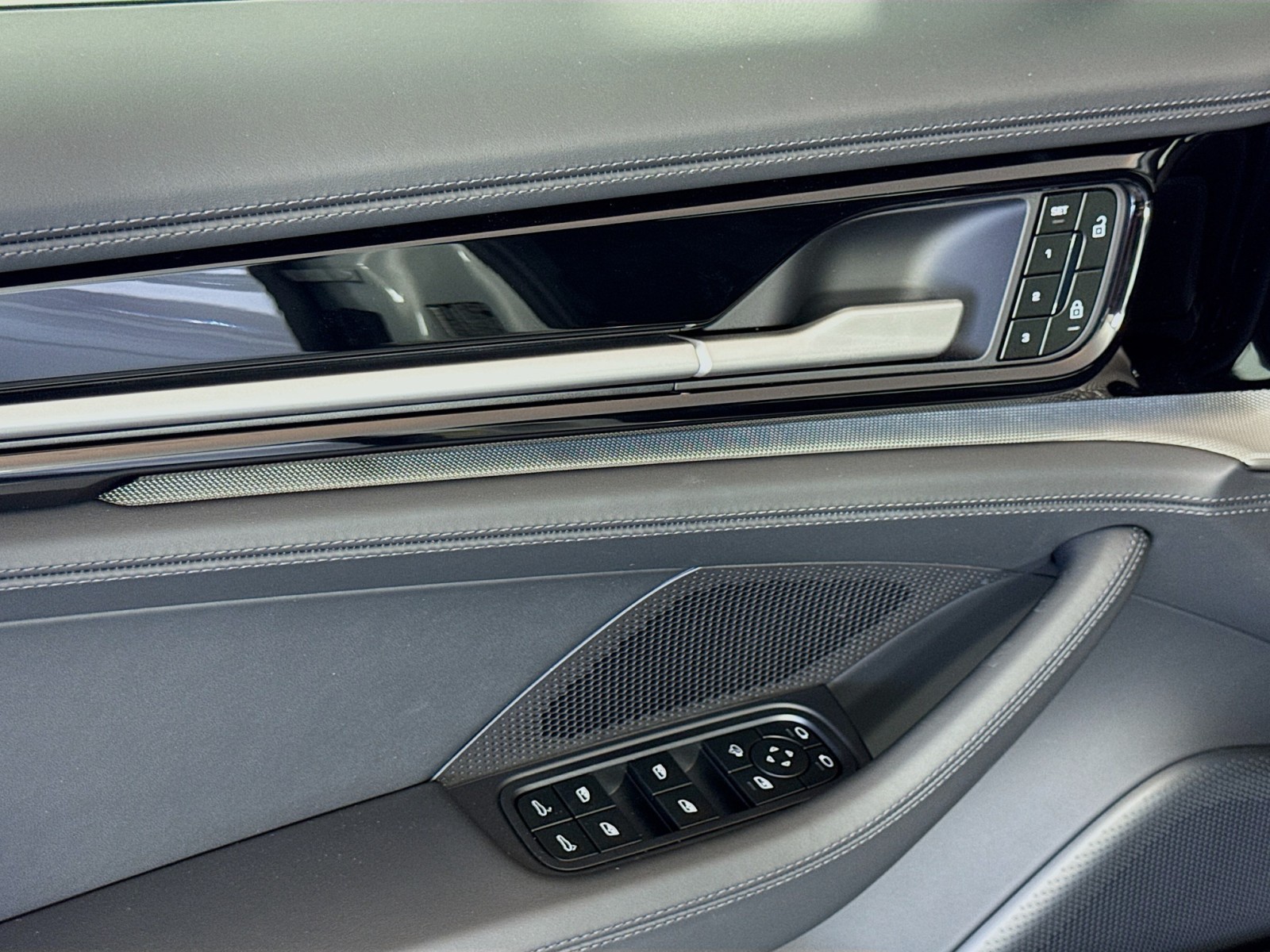 2025 Porsche Panamera 4 photo 11