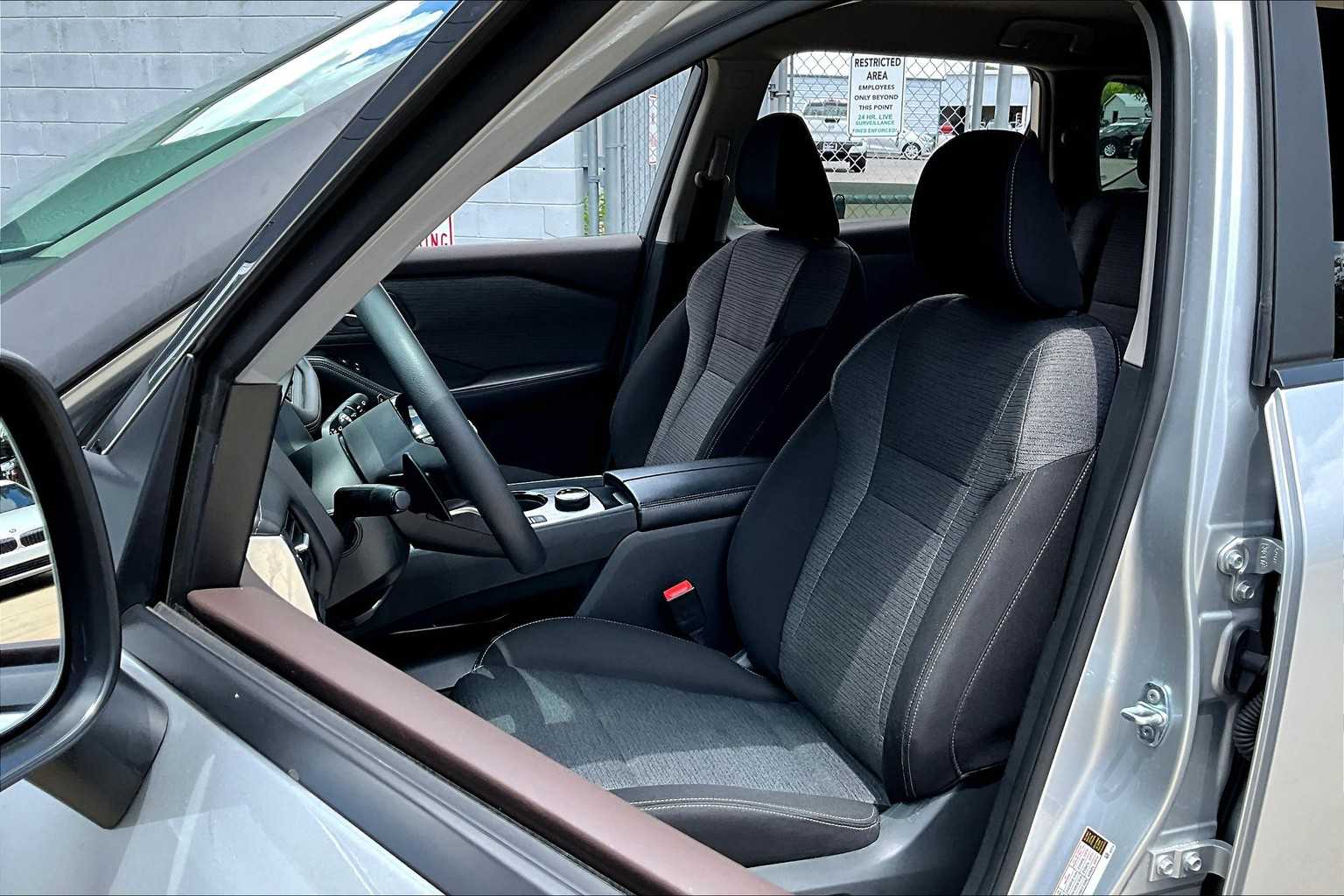 2023 Nissan Rogue SV photo 7
