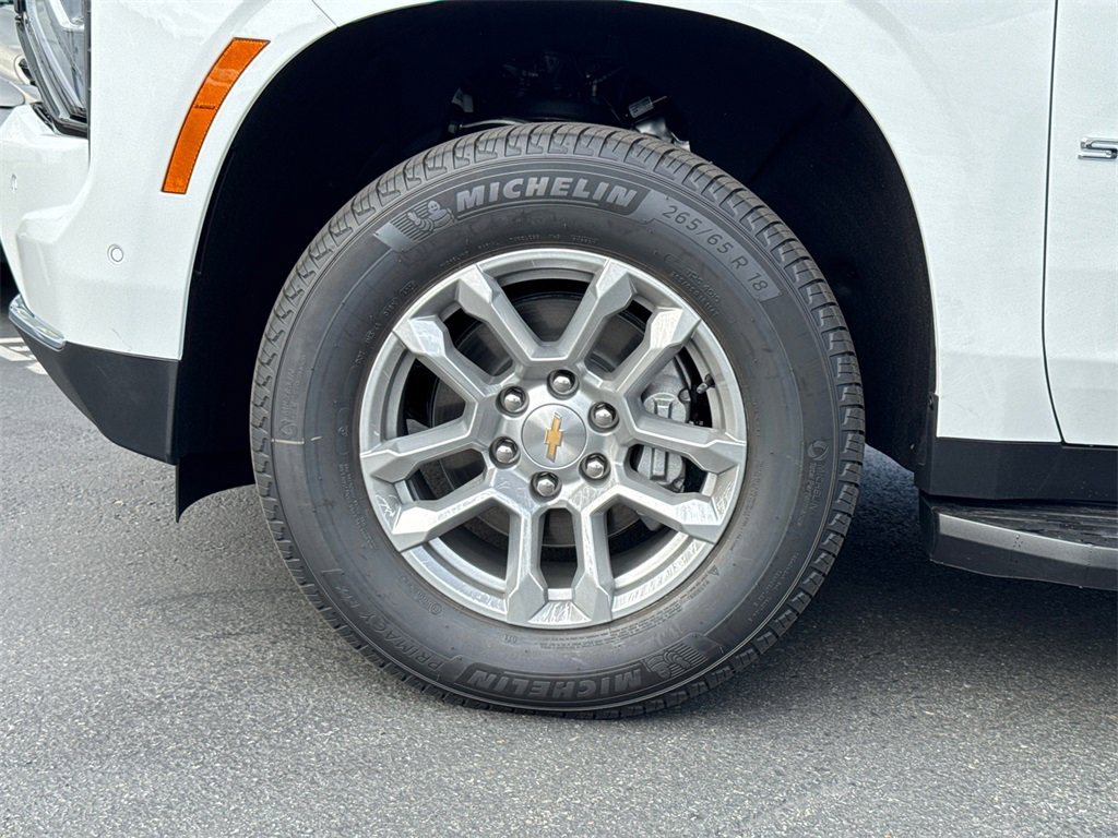 2026 Chevrolet Suburban LS photo 4