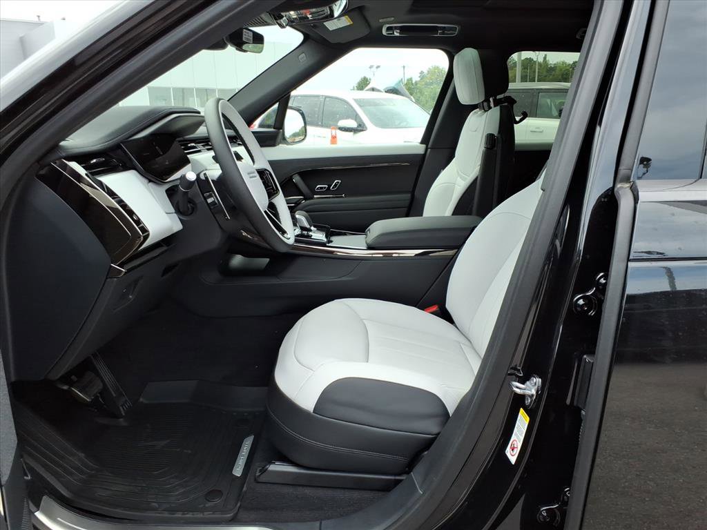 2025 Land Rover Range Rover Sport SE photo 9