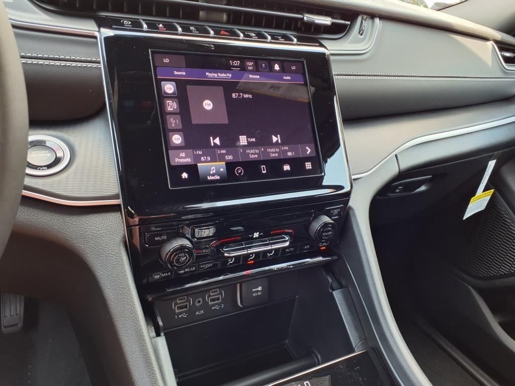 2025 Jeep Grand Cherokee Laredo X photo 2