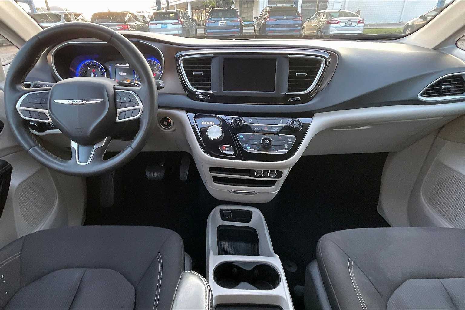 2022 Chrysler Voyager LX photo 14