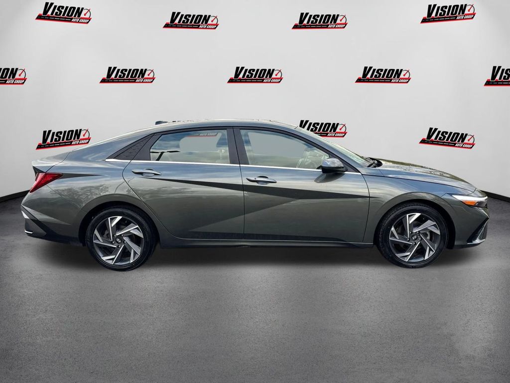 2024 Hyundai Elantra SEL Convenience photo 4