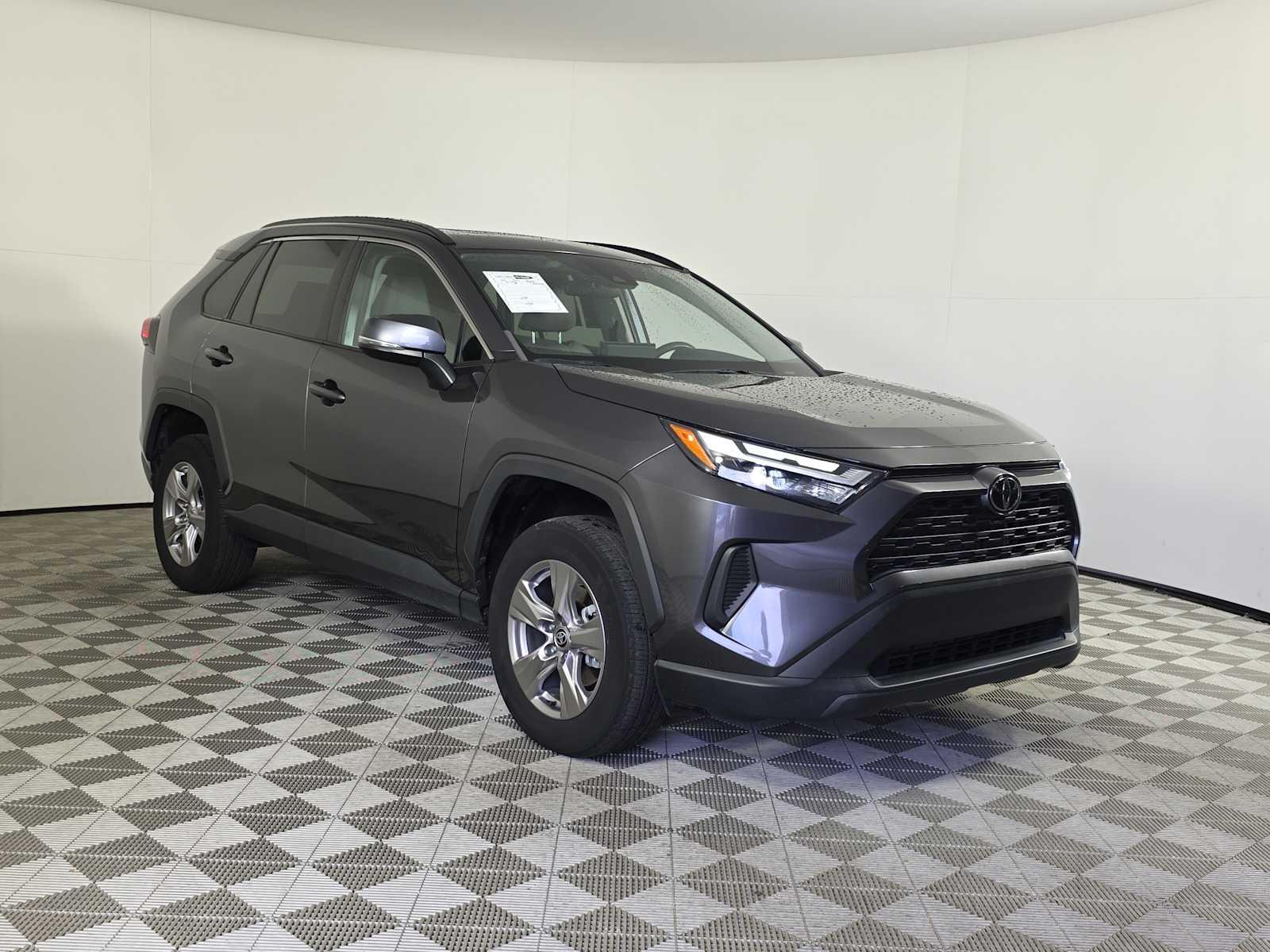 2023 Toyota RAV4 XLE's photo