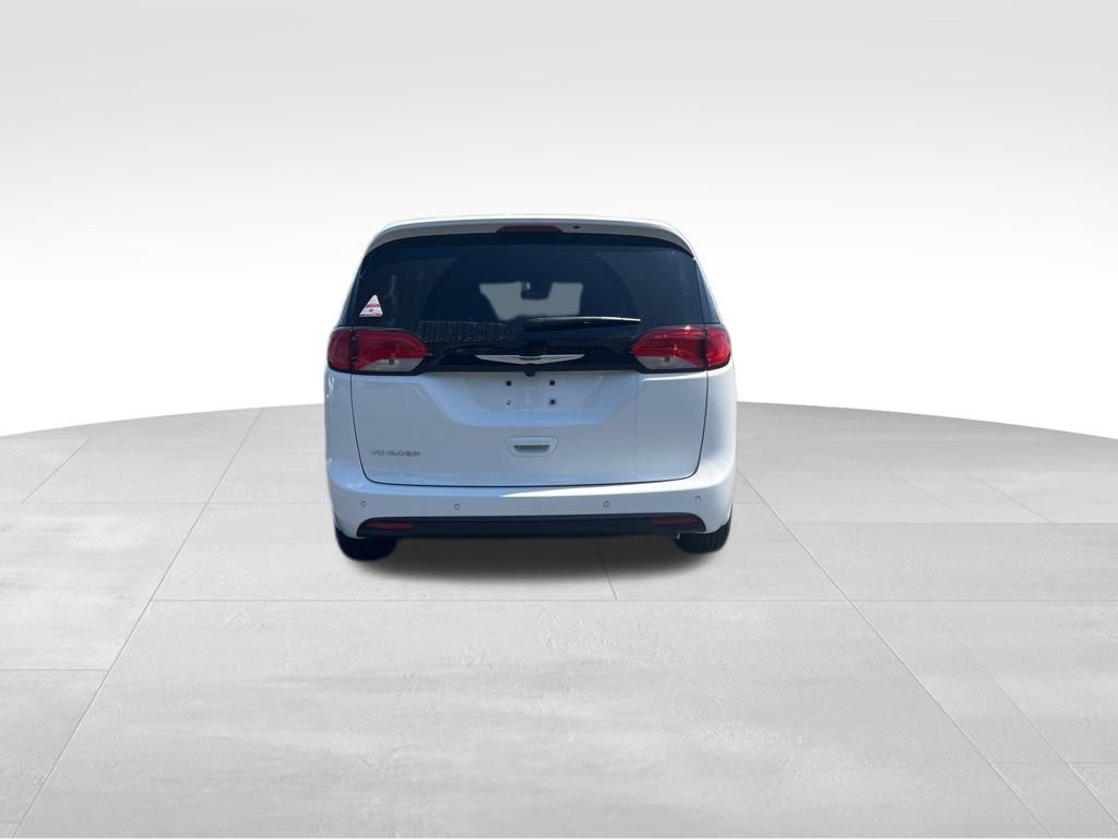 2025 Chrysler Voyager LX photo 4