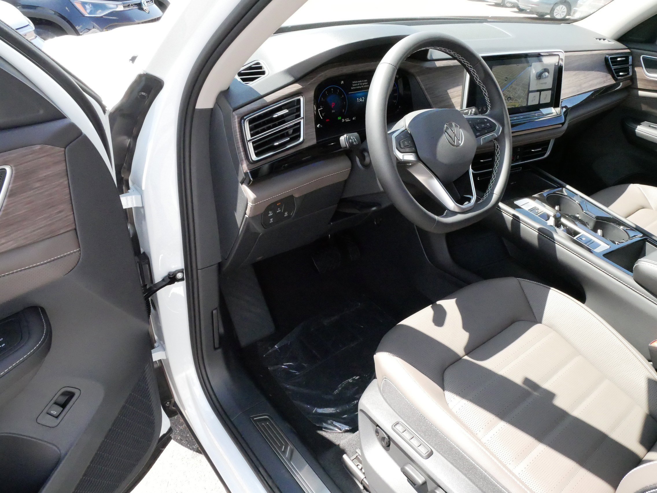 2025 Volkswagen Atlas SEL photo 2