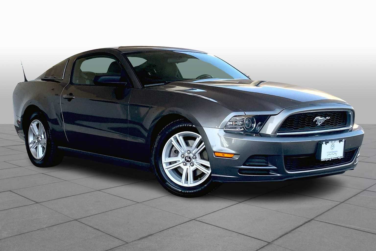 2013 Ford Mustang V6 photo 2