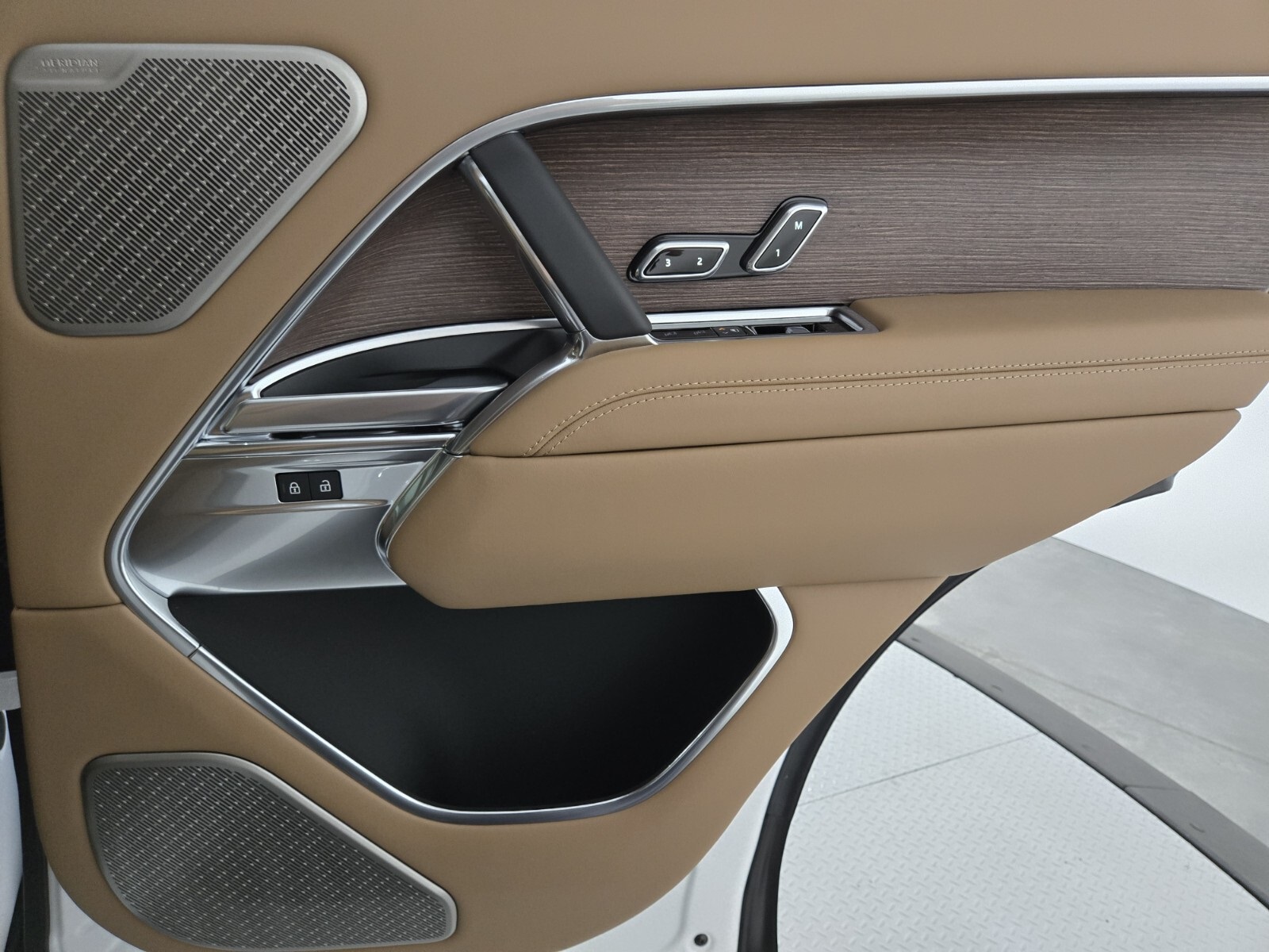 2025 Land Rover Range Rover Autobiography photo 16